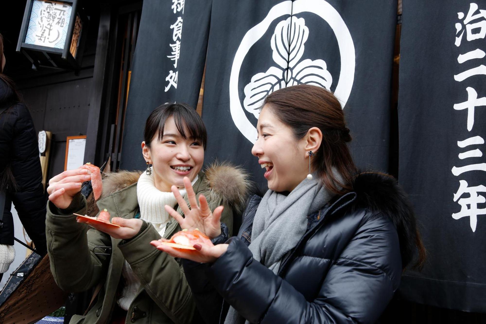 Hida Takayama Onsen Takayama Green Hotel - Keio Group Hotels - Exterior photo Two women playing hand games in Japan