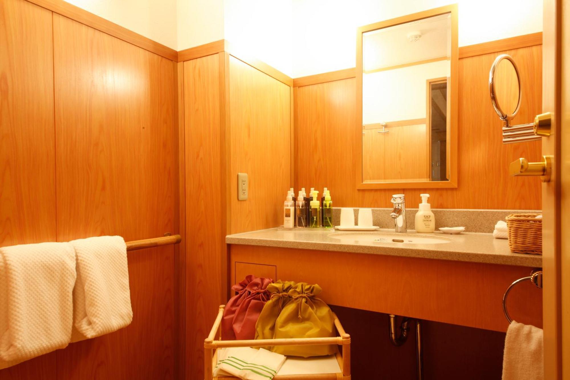 Hida Takayama Onsen Takayama Green Hotel - Keio Group Hotels - Exterior photo A yukata bag in a hotel bathroom